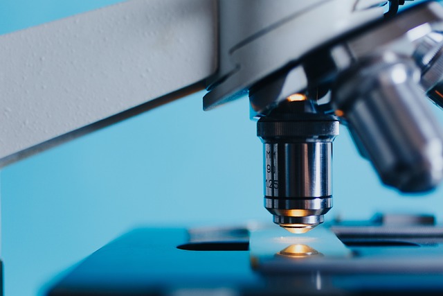 Microscope looking at a glass plate