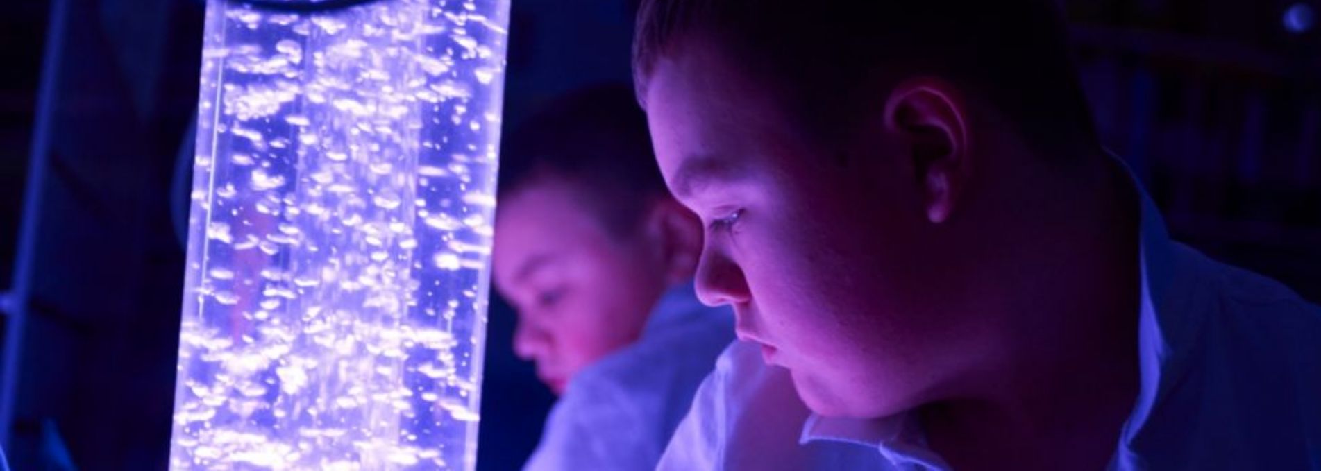 Picture of children in front of bubble lamp